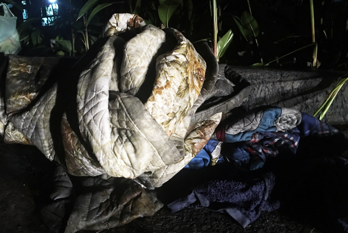 Hàng trăm người vạ vật sau vụ cháy chung cư làm 13 người chết